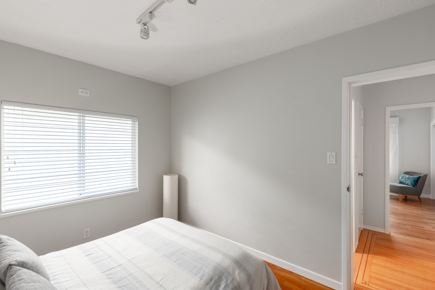 8465 10th Ave, Burnaby 17