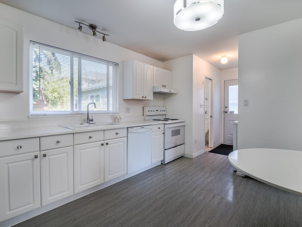 2005 London St, New Westminster 8
