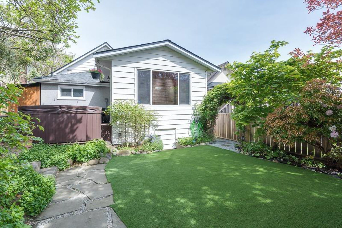 328 Strand Avenue, New Westminster 32