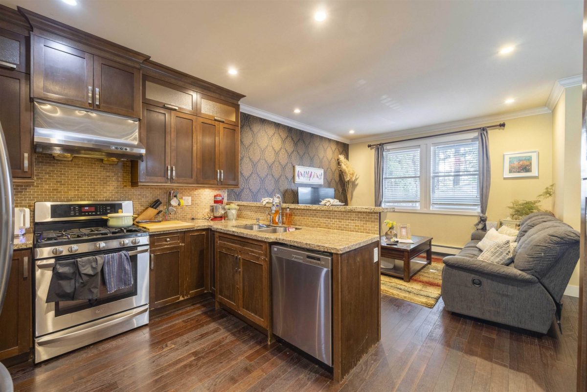 624 Tenth Street, New Westminster 14