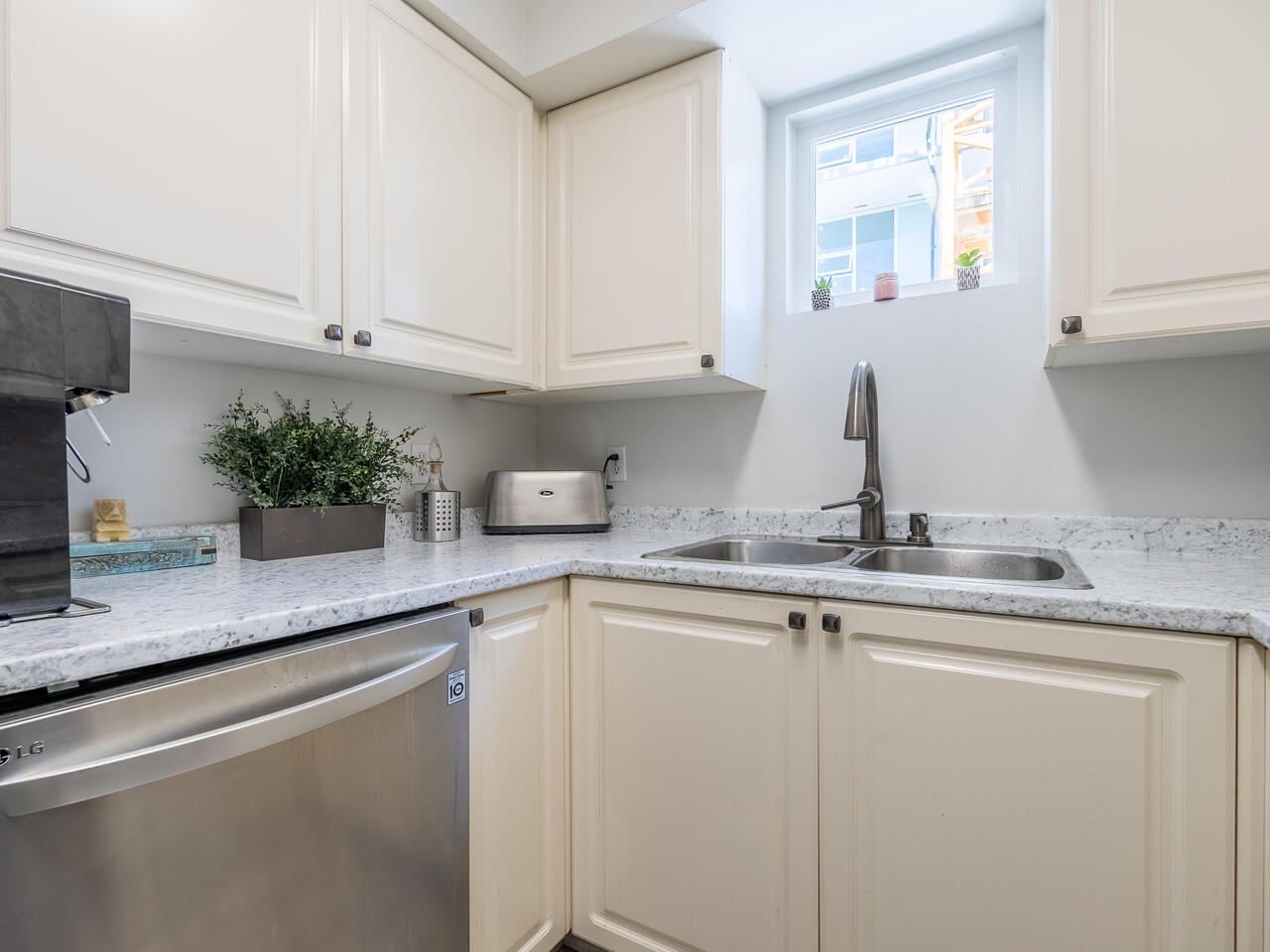 A404 9868 Whalley Blvd, Surrey 9