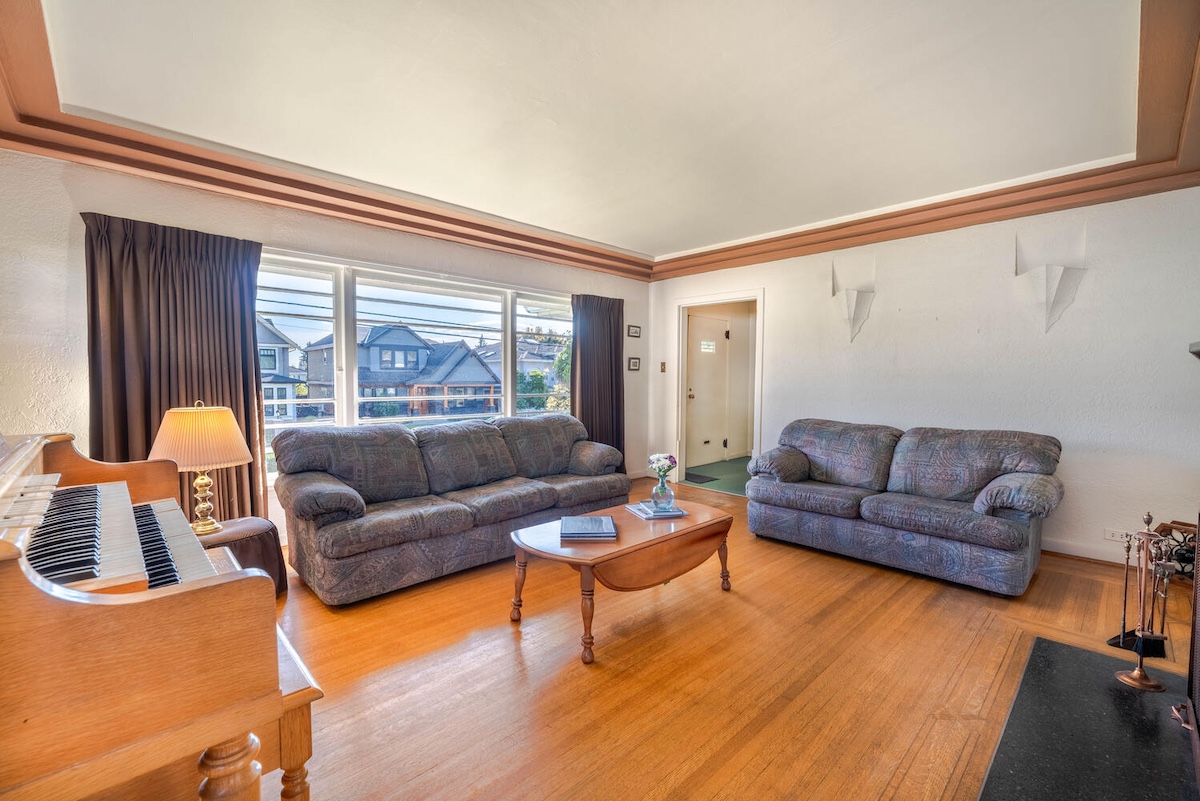 1007 Edinburgh Street, New Westminster 4