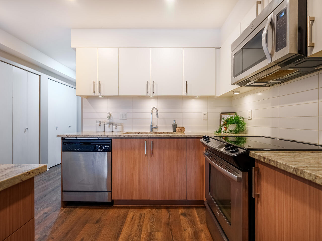 220 55 EIGHTH AVENUE, NEW WESTMINSTER 13