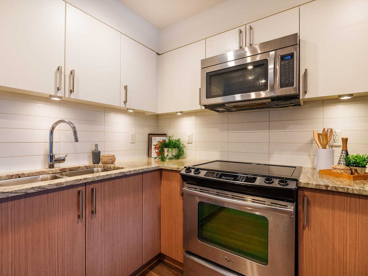 220 55 EIGHTH AVENUE, NEW WESTMINSTER 14