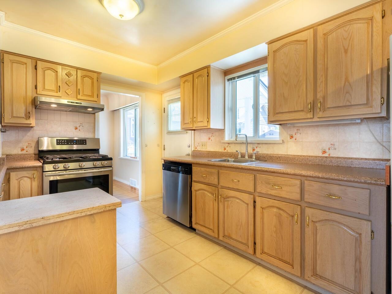 910 TENTH AVENUE, NEW WESTMINSTER 12