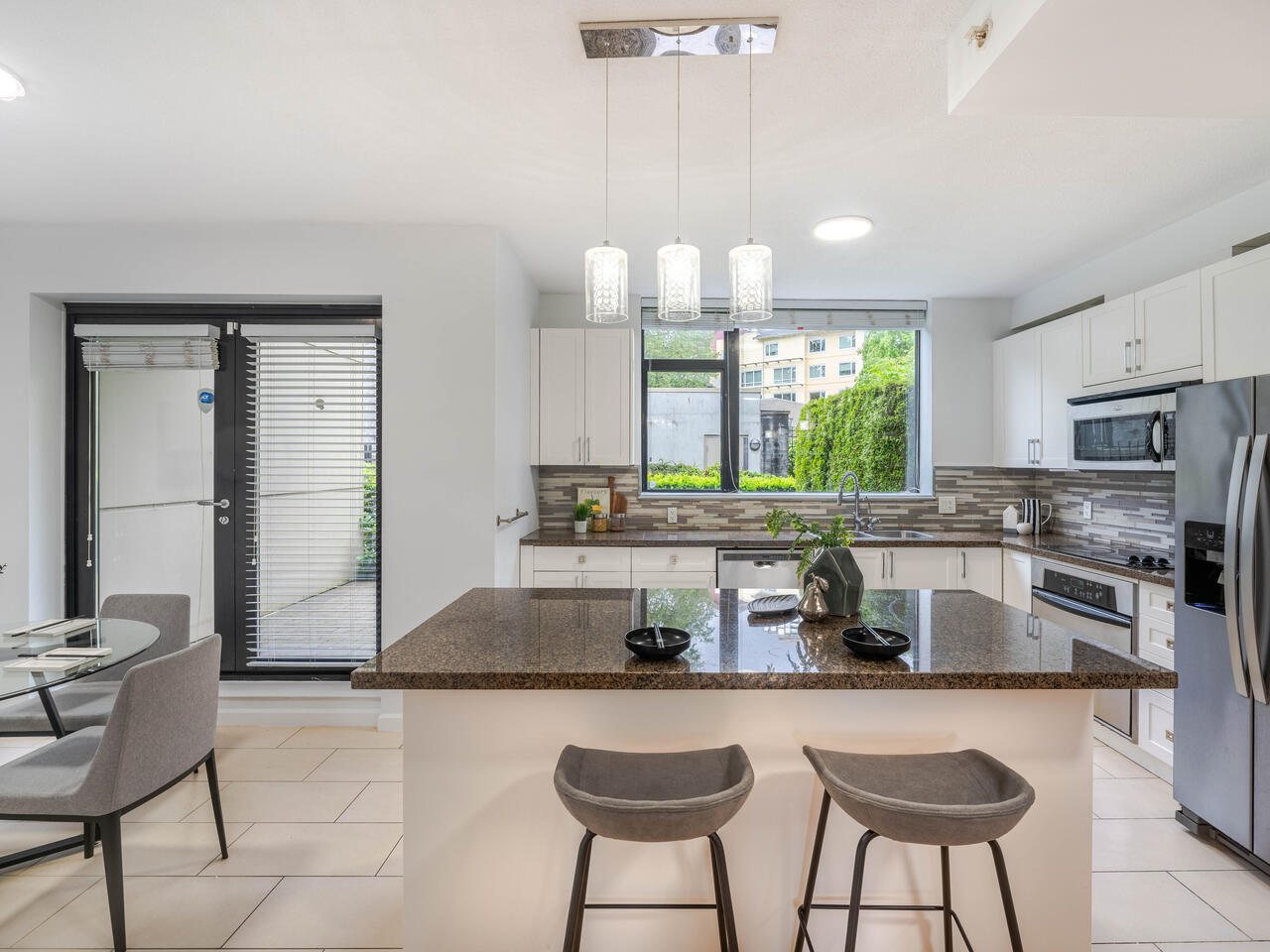 3 11 E ROYAL AVENUE, NEW WESTMINSTER 7
