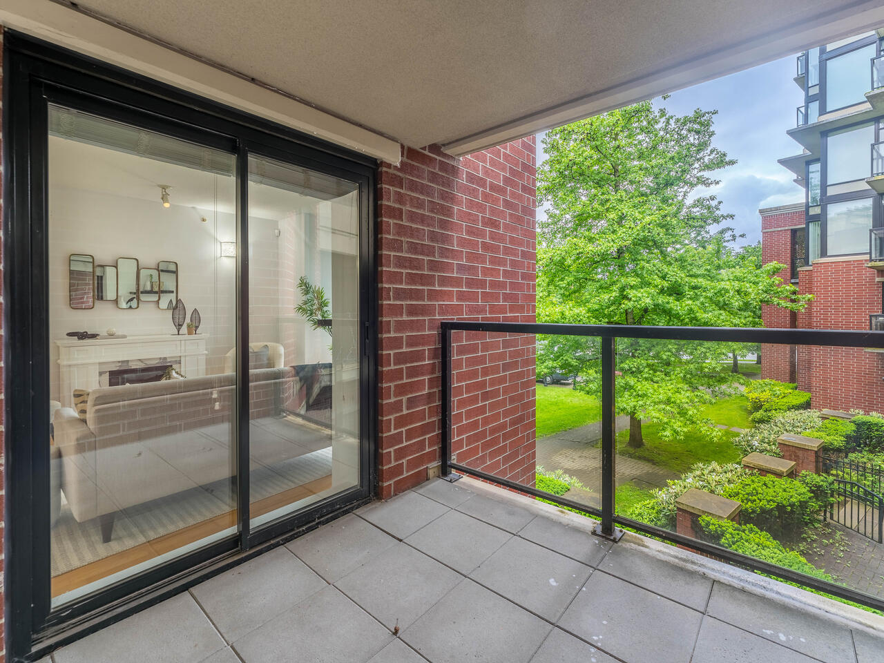 3 11 E ROYAL AVENUE, NEW WESTMINSTER 11